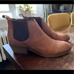 NEW Frye Carson Chelsea Boots